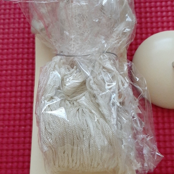 Putting on the Ritz porcelain doll - Picture 4 of 4